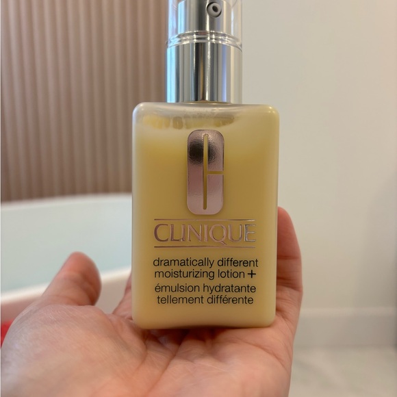 Clinique Moisturizer w. Pump! - Picture 3 of 4